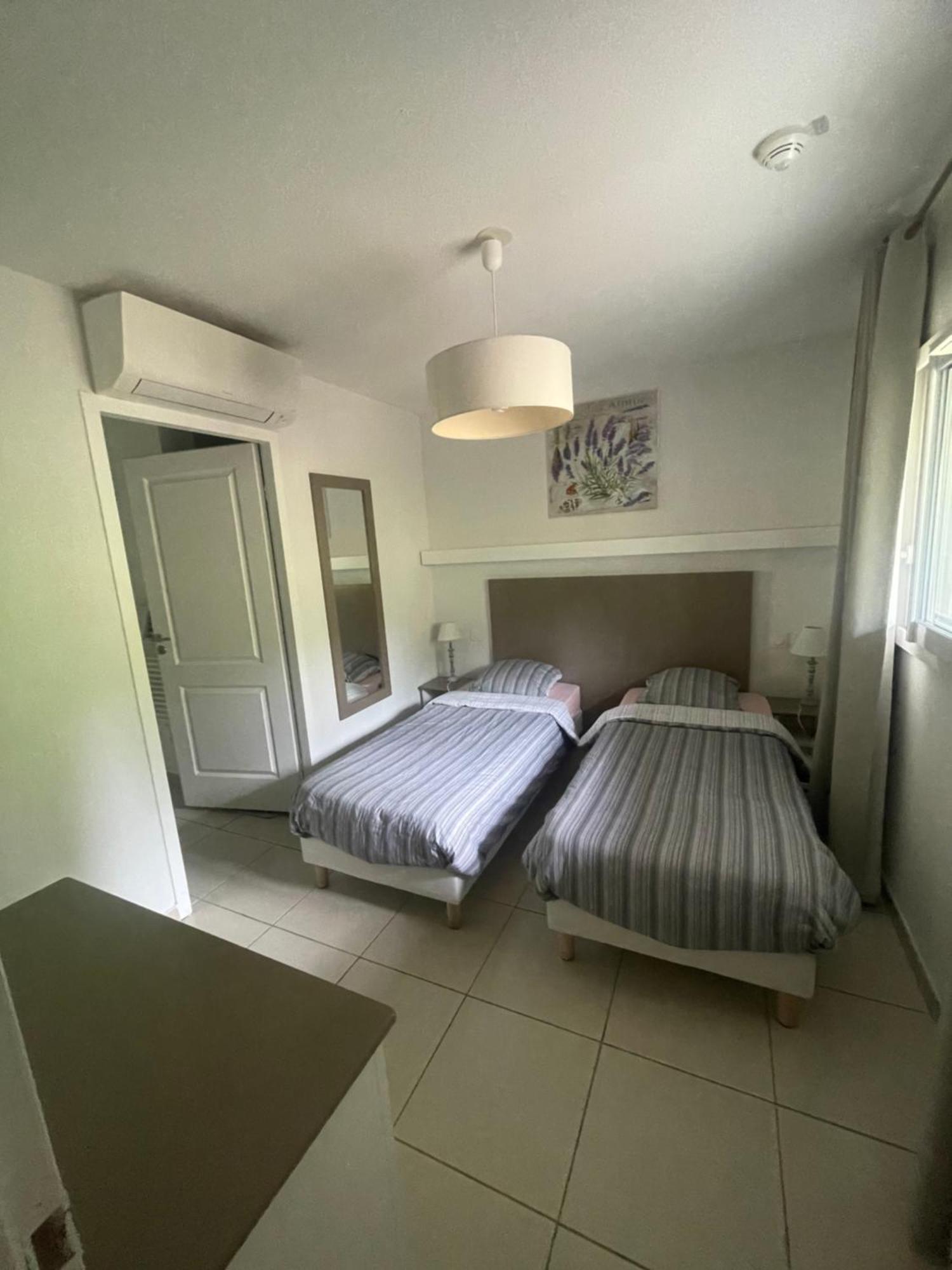 Meuble 6 Personnes Apartment Remoulins Exterior photo